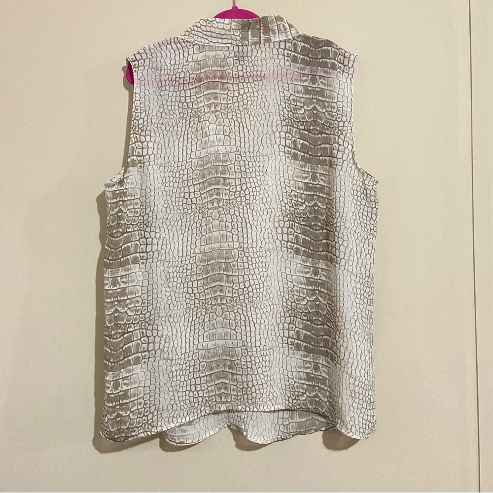 Sleeveless Croc-Print Blouse - White and Gray - Picture 3 of 8